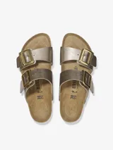 Sandalias Birkenstock modelo Sydney, color dorado metalizado, con dos correas ajustables con hebillas doradas.