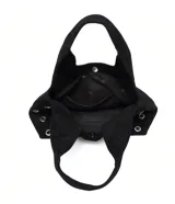 Bolso tipo hobo de cuero sintético negro con apliques de ojales metálicos plateados.