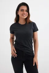 Remera de manga corta, cuello redondo y calce ajustado, color gris oscuro jaspeado.