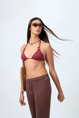 Pantalón de playa tejido calado color crudo, de corte wide leg, cintura elastizada y cordón ajustable.