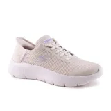 Championes Skechers Hands Free Slip-ins GO WALK Flex - Grand Entry color beige con detalles en lila. Diseñados con Heel Pillow, capellada de malla y material sintético con cordones elásticos, plantilla Skechers Air-Cooled Memory Foam, amortiguación Ultra Go y Flex Pillars.