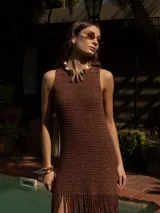 Vestido midi tejido a crochet color borgoña, sin mangas y con flecos en el ruedo.