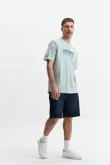 Remera celeste con estampado del logo Mistral en el frente.