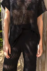 Pantalón holgado de tiro alto tejido con hilo de algodón en punto pavo real, color negro.