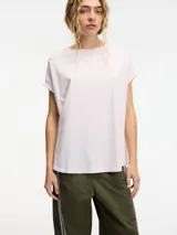 Remera marrón de corte amplio, cuello redondo y mangas cortas con dobladillo.