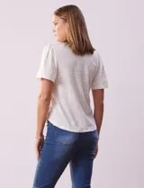 Remera blanca de poliéster, rayón y elastano, con cuello a la base y escote en V. Manga corta amplia bordada. Marca Cable & Gauge.