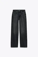 Pantalón de jean negro con tiro alto, corte recto y largo.