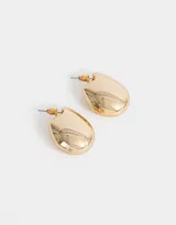Aros tipo argolla dorados, estilo chunky.