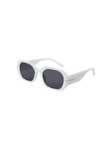Gafas de sol de diseño elegante y moderno con detalle en blanco.