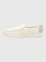 Zapatillas slip on beige de tela, con suela de goma blanca.