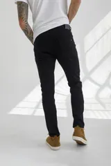 Pantalón de jean negro de corte ajustado.