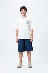 Bermuda carpenter de denim azul oscuro, corte relaxed y largo por encima de la rodilla.