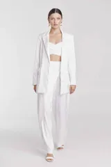 Blazer blanco de corte recto, con solapas y bolsillos laterales.