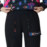 Pantalón de jogging negro con bolsillos laterales y bolsillo cargo.