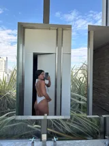 Malla entera blanca de encaje, con forro blanco, espalda descubierta y corte tipo tanga.