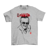 Remera gris con estampado de Stan Lee, con la leyenda "The Amazing Stan Lee" y detalles de la editorial Marvel.
