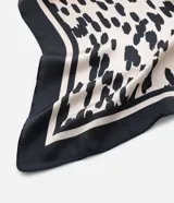 Pañuelo cuadrado de satén con estampado de manchas contrastantes.