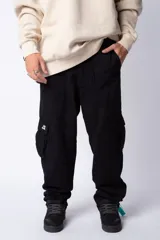 Pantalón jean celeste de corte ancho con bolsillos cargo laterales.