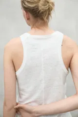 Musculosa negra sin mangas confeccionada en lino.