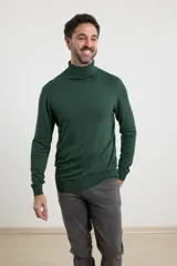 Sweater de punto verde oscuro, con cuello alto y mangas largas.
