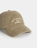 Gorra rosa con bordado frontal que dice "Michigan 1976 Original" y hebilla metálica ajustable en la parte trasera.