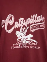 Remera de manga corta oversized color bordó, con gráfico impreso en el pecho de la marca Caterpillar.