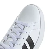 Championes Adidas Grand Court Base 3.0, color blanco con las tres tiras laterales en negro y logo Adidas en la lengüeta y el talón. Confeccionados en cuero sintético, con cordones blancos y suela de goma.