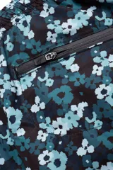 Short de baño con estampado floral en tonos azul y verde. Fabricado en tejido de secado rápido con protección UV 50.