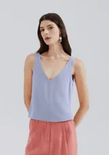 Blusa sin mangas color lila con escote en V.