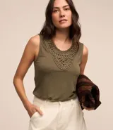 Blusa sin mangas color verde oliva, con cuello redondo y detalle texturizado de macramé en el escote.