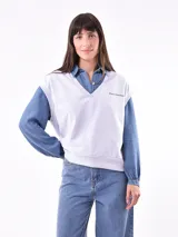 Chaleco negro con escote en V y bordado con la frase "Leisure and Relax Co." en el pecho.