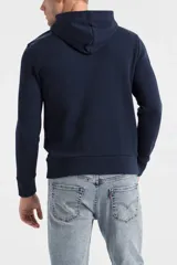 Buzo hoodie azul marino de Levi's con logo rojo estampado en el pecho y bolsillo tipo canguro.