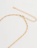 Cadena corta dorada con dije de la letra A cubierto de strass.