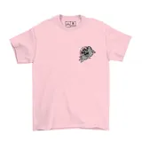 Remera de algodón con estampado tie-dye en tonos celeste, amarillo y rosa. Estampa central con el logo de la marca Emexem, olas y un pez koi.