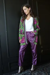Pantalón babucha de símil cuero metalizado color violeta, con cintura elástica ajustable con cordón.