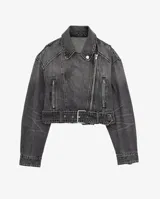 Chaqueta cropped de denim color gris oscuro con cuello clásico, cierre asimétrico con cremallera, bolsillos con cremallera en el pecho y cinturón con hebilla en la cintura.