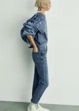 Pantalón de jean azul de tiro medio, corte slim y largo crop.