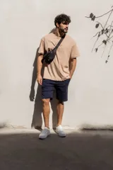 Bermuda negra lisa con bolsillos laterales y traseros.