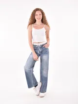 Musculosa negra de breteles finos y corte ajustado.