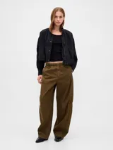 Remera de manga corta ajustada al cuerpo, color gris claro, con tejido acanalado (rib). Presenta un escote redondo amplio.