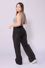 Jean de mujer, tiro alto, color gris claro lavado, corte wide leg (pierna ancha) con detalles de costuras y bolsillos frontales tipo parche.