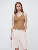 Musculosa de rib acanalado color tostado, con escote redondo y tirantes anchos.