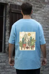Remera negra de algodón con cuello redondo y mangas cortas. Estampado pequeño en el pecho con un diseño abstracto en tonos naranja y amarillo.