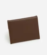 Billetera pequeña color marrón con tapa y cierre de botón a presión. Tiene una placa triangular dorada con el logo de la marca y divisiones para tarjetas.