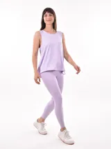 Musculosa deportiva gris con corte holgado y sisas amplias.