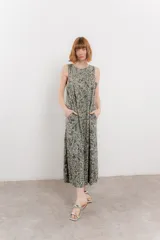 Vestido largo sin mangas de algodón con estampado animal print y escote redondo. Tiene bolsillos laterales y corte suelto.