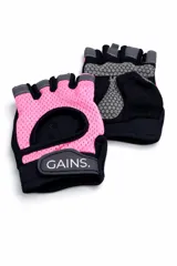 Guantes de entrenamiento sin dedos, color negro y rosa. La parte superior es de malla transpirable rosa con bordes grises reflectantes. La palma es negra con un patrón de agarre hexagonal gris. Cuentan con una tira de velcro en la muñeca con la inscripción "GAINS.".