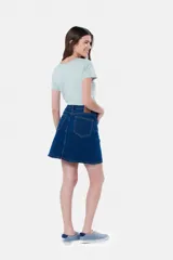 Minifalda de jean azul oscuro con spandex.