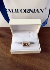 Anillo de plata 950 con apliques de oro 10k, con forma de sello y grabado de las iniciales SDC.