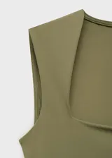 Top negro ajustado al cuerpo, sin mangas, con tirantes anchos y escote cuadrado.